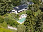 Hervorragendes 7.5 Zimmer Anwesen mit Pool Potenzial für...