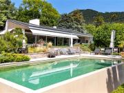 Hervorragendes 7.5 Zimmer Anwesen mit Pool Potenzial für...