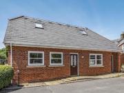 Hidden Close, West Molesey, 2 Bedroom Flat