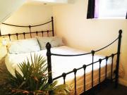 Hideaway, close to station, town and beach !