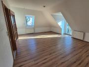 Hier ist Ihre/Deine erste kleine Wohnung im Dachgeschoss