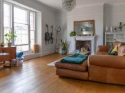 High Spec Furnished 2 Bed Apartment with parking