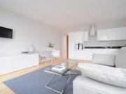 High Street, Guildford GU1, 2 bed flat to rent, £2,500...