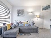 High Street, Hornchurch RM12, 3 bed flat to rent, £3,000...