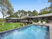 Hinterland Oasis Fusing Understated Luxury and Modern... Hinterland Oasis Fusing Understated Luxury and Modern...