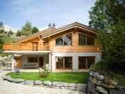 Hochstehendes Chalet in den Bergen