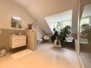 Hochwertig möblierte Altbau Dachgeschosswohnung in...