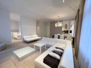 Hochwertig möblierte Altbauwohnung mit großer Terrasse