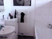 Hochwertig sanierte 3 Zimmer Wohnung mit 2 Balkonen und...