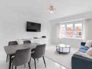 Holgate Avenue, London SW11, 2 bed flat to rent, £2,500...