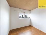 PANORAMIC SKYLINE VIEWS FROM BRIGHT APARTMENT