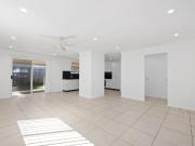 HOME WITH POOL, SHED & OUTDOOR AREA, 2 MINUTES WALK TO BEACH