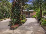 3 beds up and 3 rooms down