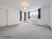 Hook Road, Surbiton KT6, 1 bed flat to rent, £1,300 pcm...