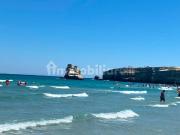 Hotel fronte mare sulla spiaggia. Circa 60 camere da...