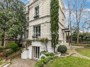 Hôtel particulier avec jardin et salle de réception