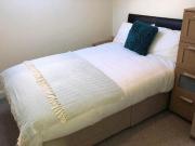 Hough Lane room, Bramley, 1 Bedroom House