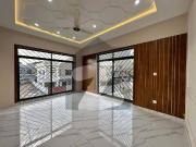 10, Marla Luxury Slightly House Available For Rent