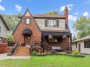 house for rent in 237 Thompson Boulevard Windsor, Ontario
