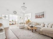 HOUSE SIZED BOUTIQUE APARTMENT WITH NORTHERLY GOLF VIEWS