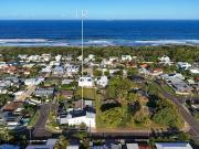 HOUSE SIZED DUPLEX BEACHSIDE WARANA