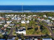 HOUSE SIZED DUPLEX BEACHSIDE WARANA