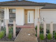 apartment to let in 31 Xenia Street Manor Lakes VIC 3024...