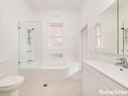 House with 5 bedrooms, 3 bathrooms & parking for 1 car