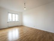 Hübscher Neubau mit Balkon und Garage