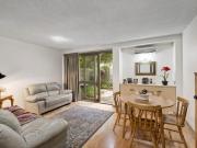 HUGE GROUND FLOOR 2 BEDROOM APARTMENT WITH OFF STREET...