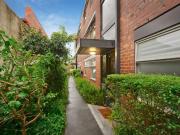 HUGE GROUND FLOOR 2 BEDROOM APARTMENT WITH OFF STREET...