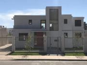 I. HOLZAPFEL #856 Moderna y luminosa casa 4D4B Lomas de...