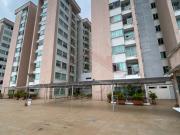 Venta de apartamento con 2 balcones y estudio – La...