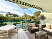 Idéalement situé entre la mer et le golf !