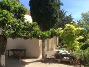 Idéalement située à 2 pas du centre village ! 150m²...