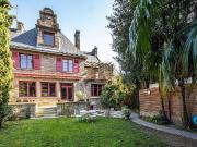 Idéalement située dans le quartier prisé de Monselet,...