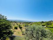 Idéalement située proche centre village avec vue...