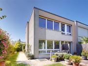 Idyllisches 6.5 Zimmer Reiheneckhaus mit Einstellhallenplatz