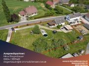 Zwei Wohnhäuser auf einem großzügigen Grundstück mit...