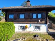 Idyllisches Holzblockhaus in Naturrandlage