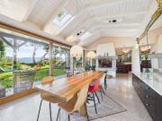 Idyllisches Landhaus mit Aussicht über See und Berge