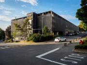 Ihr Schild mit einer Fassade an der Autobahn