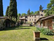 Villa in pietra con due dependence, una capanna e 100...