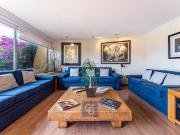 Iluminada casa en venta en Tecamachalco con dos jardines...
