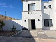 Iluminada y cálida casa estilo mexicano contemporáneo,...