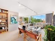 IMMACULATELY PRESENTED APARTMENT WITH SWEEPING HARBOUR VIEWS