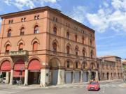 Immobile di 348 m in affitto a Bologna