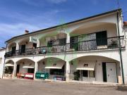 Imóvel de dois pisos com um T3 e um espaço comercial