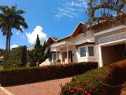 Imóvel de luxo em condomínio com 3 quartos e 8 vagas de...