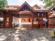 Impecable Triplex de 6 Ambientes con Pileta Climatizada...